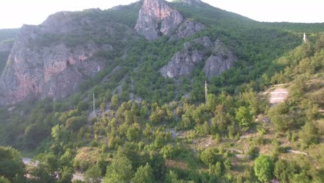 Pequeño-Pueblo-Con-Montaña-Detrás,-Fuera-De-Novi-Pazar-En-Serbia-Europa,-Antena-Ascendente-Hacia-Adelante