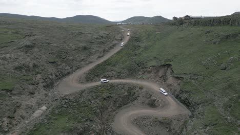 grupo de turismos todoterrenos comienzan el descenso del escarpado paso sani en lesotho