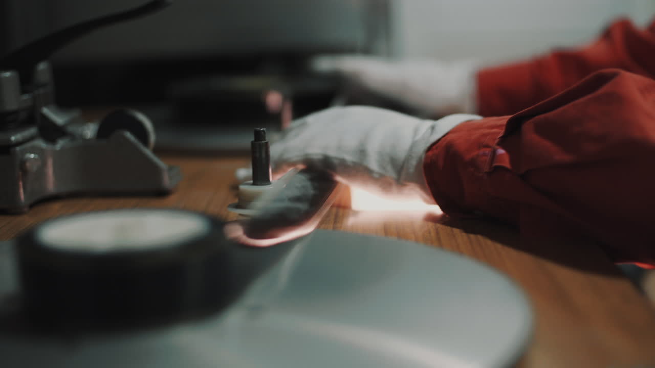 Filmstrook op de montagetafel, met een man die daar werkt