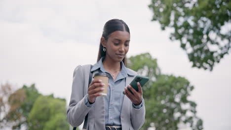 Mujer-De-Negocios,-Mensaje-De-Texto-Telefónico