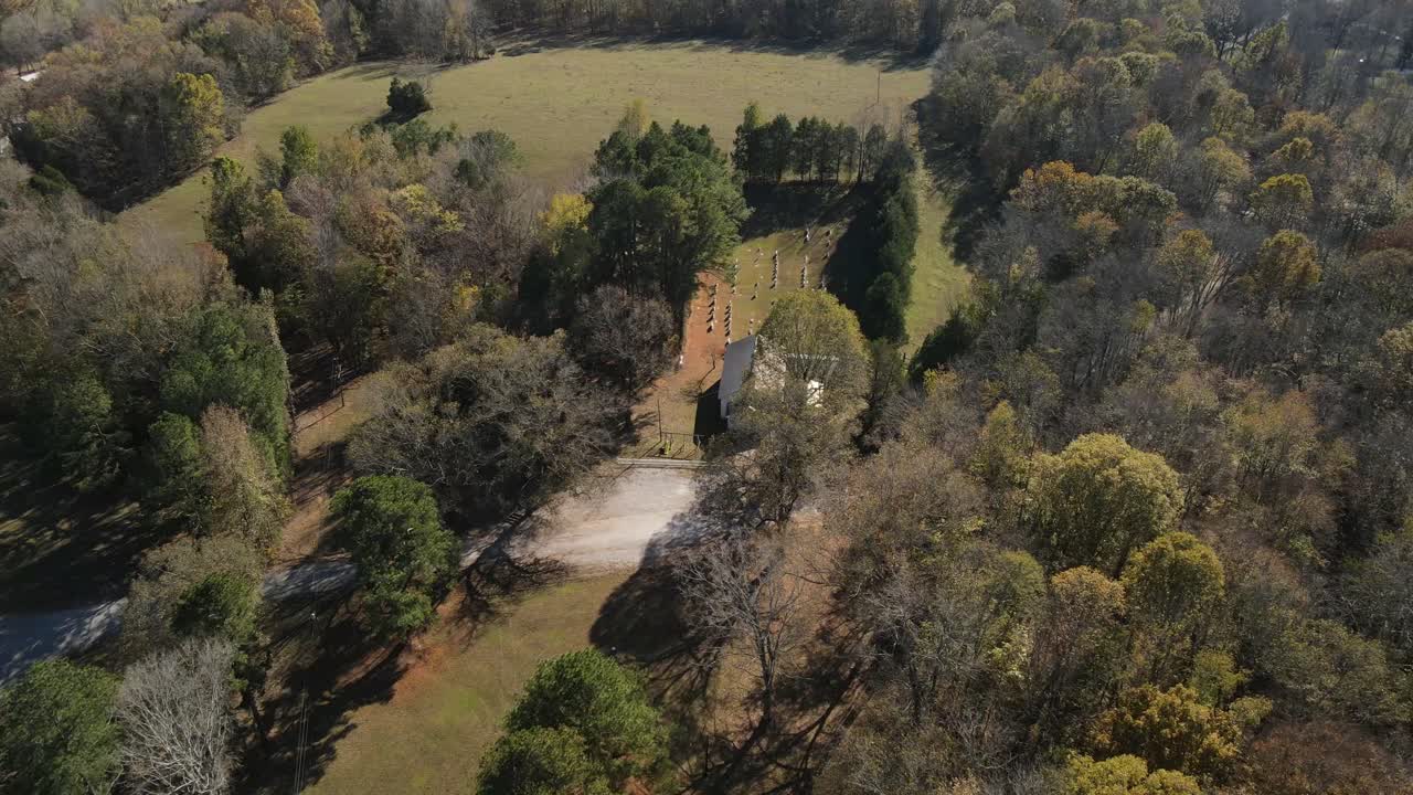 toma aérea de la iglesia y el cementerio en el campo de tennessee