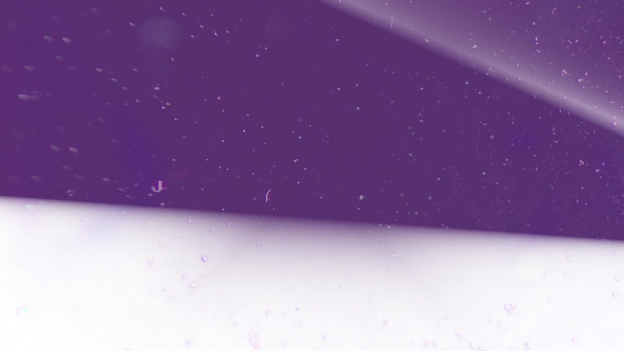 animación de mega venta en texto blanco distorsionando sobre formas de diamante de neón azul sobre fondo negro