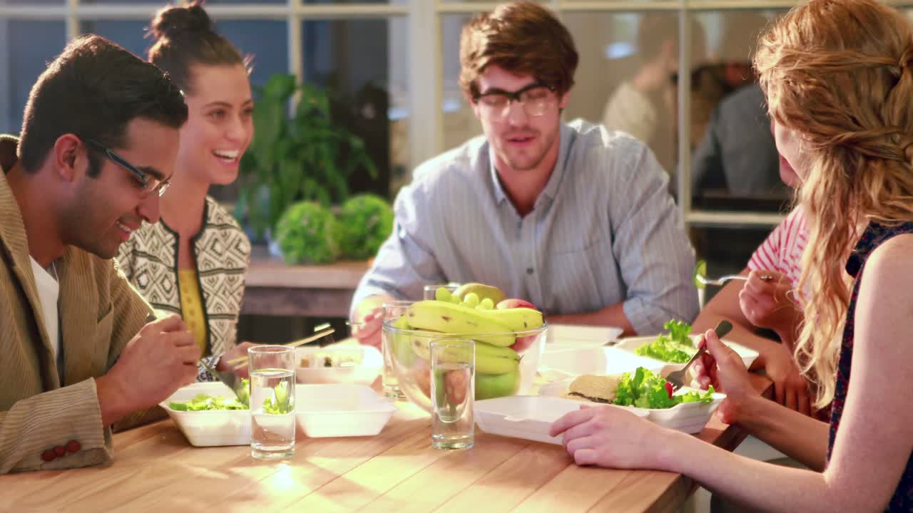 점심을 먹는 캐주얼 비즈니스 팀