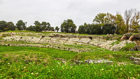 Statische-Weitwinkelaufnahme-Antiker-Tempelruinen.-Das-Teatro-Greco,-Ein-Griechisches-Theater-In-Sizilien,-Italien,-Mit-Antiken-Elementen-Aus-Dem-Dritten-Jahrhundert-Und-Blick-Auf-Die-Grüne-Landschaft