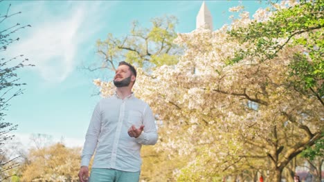 Musician-singing-and-performing-a-song-with-the-Washington-Monument-in-the-background