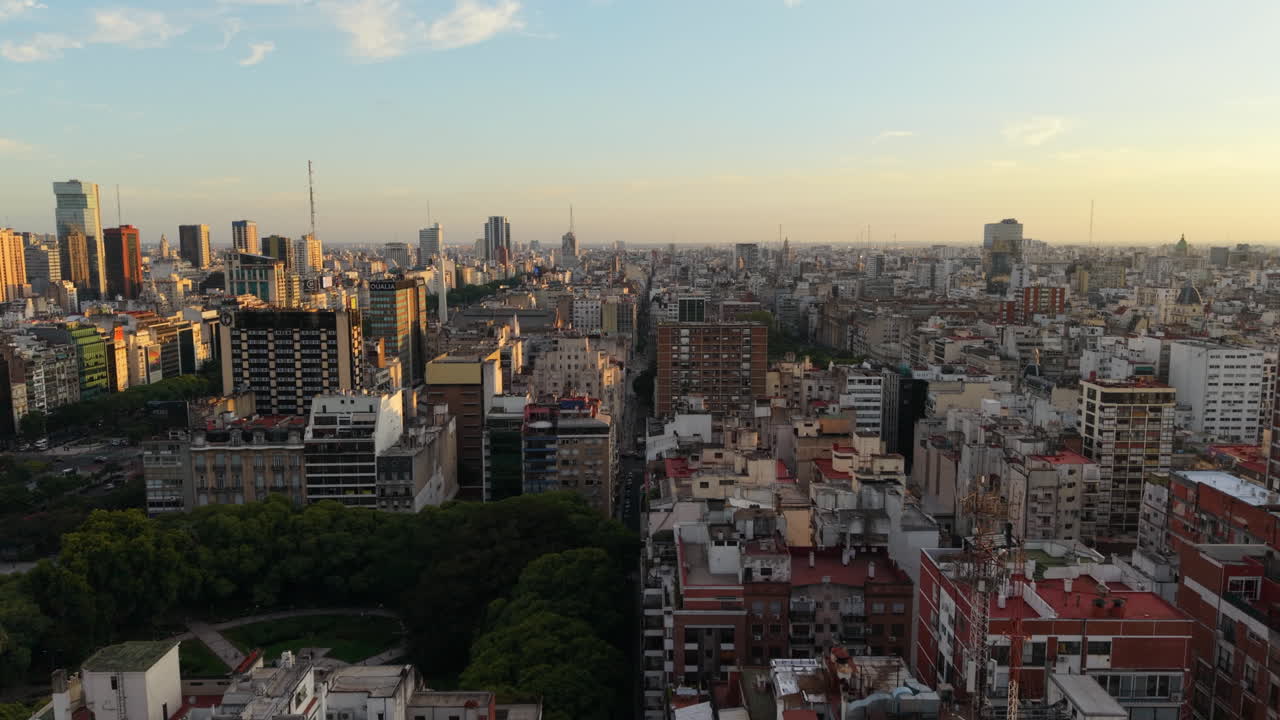 Area centrale densamente popolata con grattacieli al tramonto a Buenos Aires, Argentina. Ripresa aerea