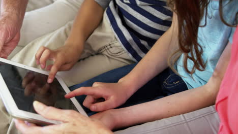 abuelos y nietos que usan tabletas