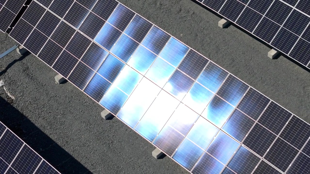 Il parco solare di Lakari a Rauma, Finlandia, con pannelli solari bifacciali che riflettono la luce solare, vista aerea.