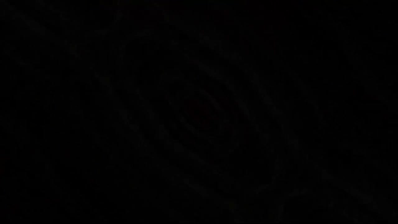 Animazione di un tunnel geometrico astratto con texture gialle e scure pulsanti