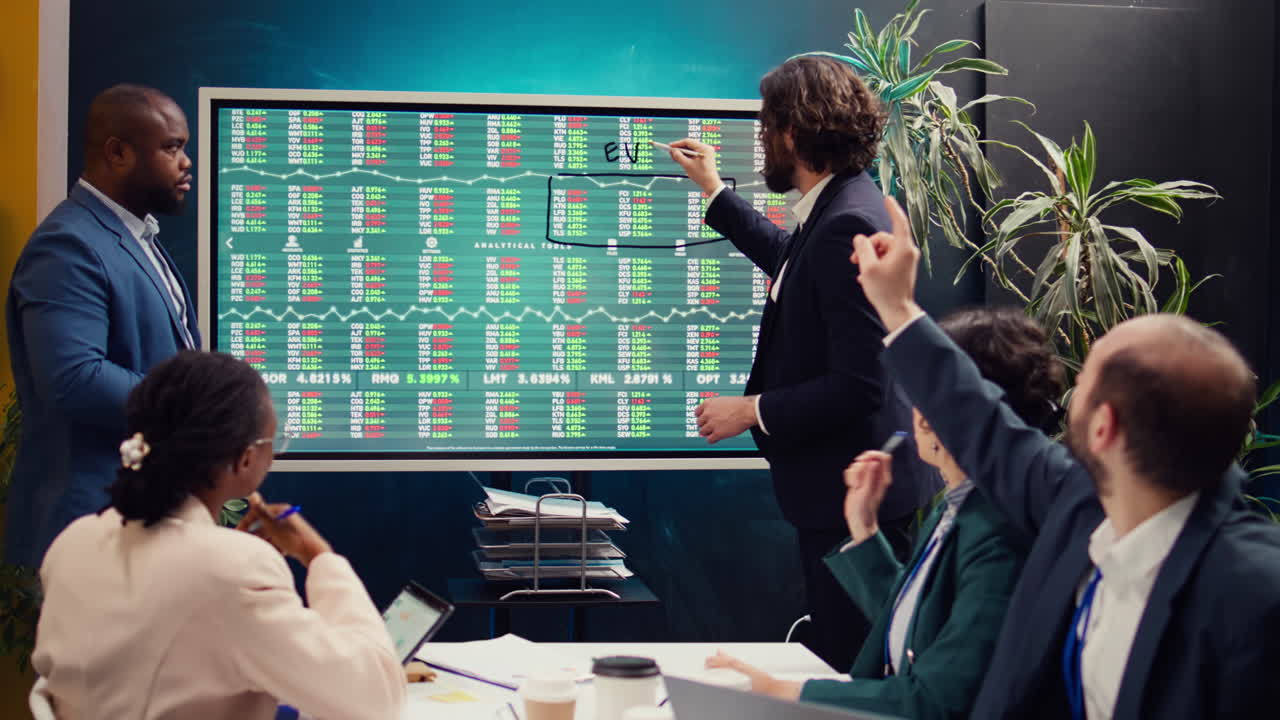 equipo de gestión de ventas que revisa las tendencias mundiales del mercado de valores