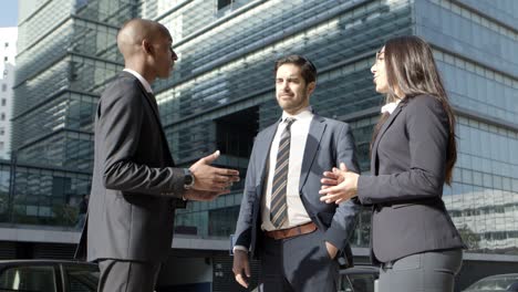 Contenido-Compañeros-De-Trabajo-Profesionales-Hablando-En-La-Calle.