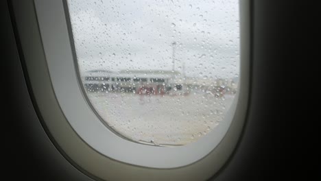 Gota-De-Lluvia-En-La-Superficie-De-La-Ventana-Del-Avión-Desde-El-Interior-De-La-Cabina