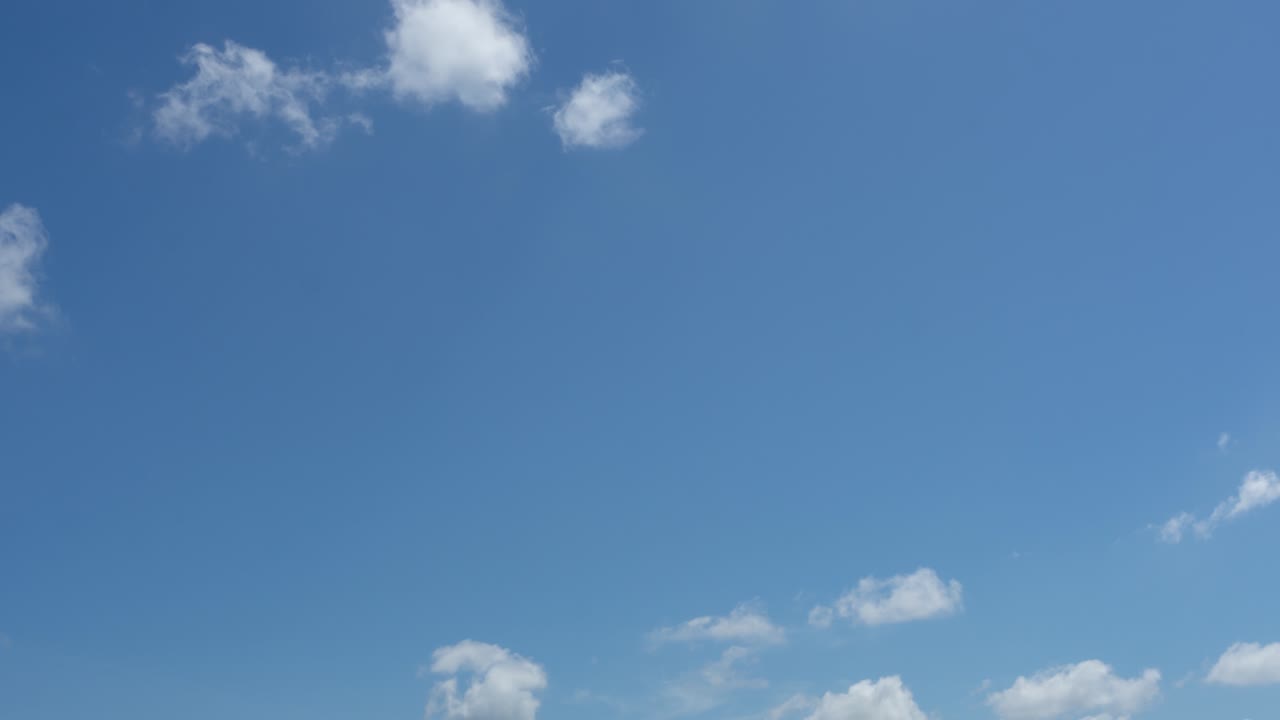 파란 하늘에서 빠르게 움직이는 하 은 구름, 낮에는 구름이 가득한 여름 날, 빛으로 앞으로 이동, 인라인 여행, 수평 스카이, 자연 배경 벽지