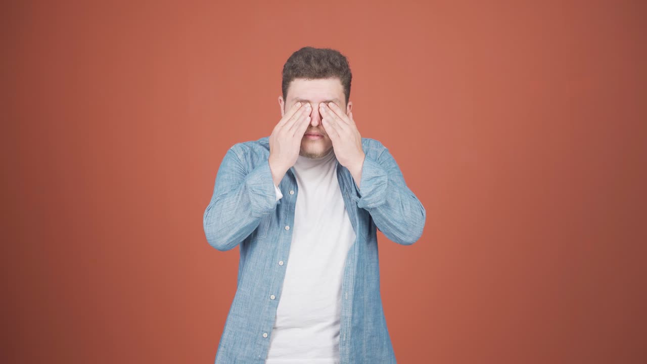 el hombre que tiene problemas para ver. problema ocular.