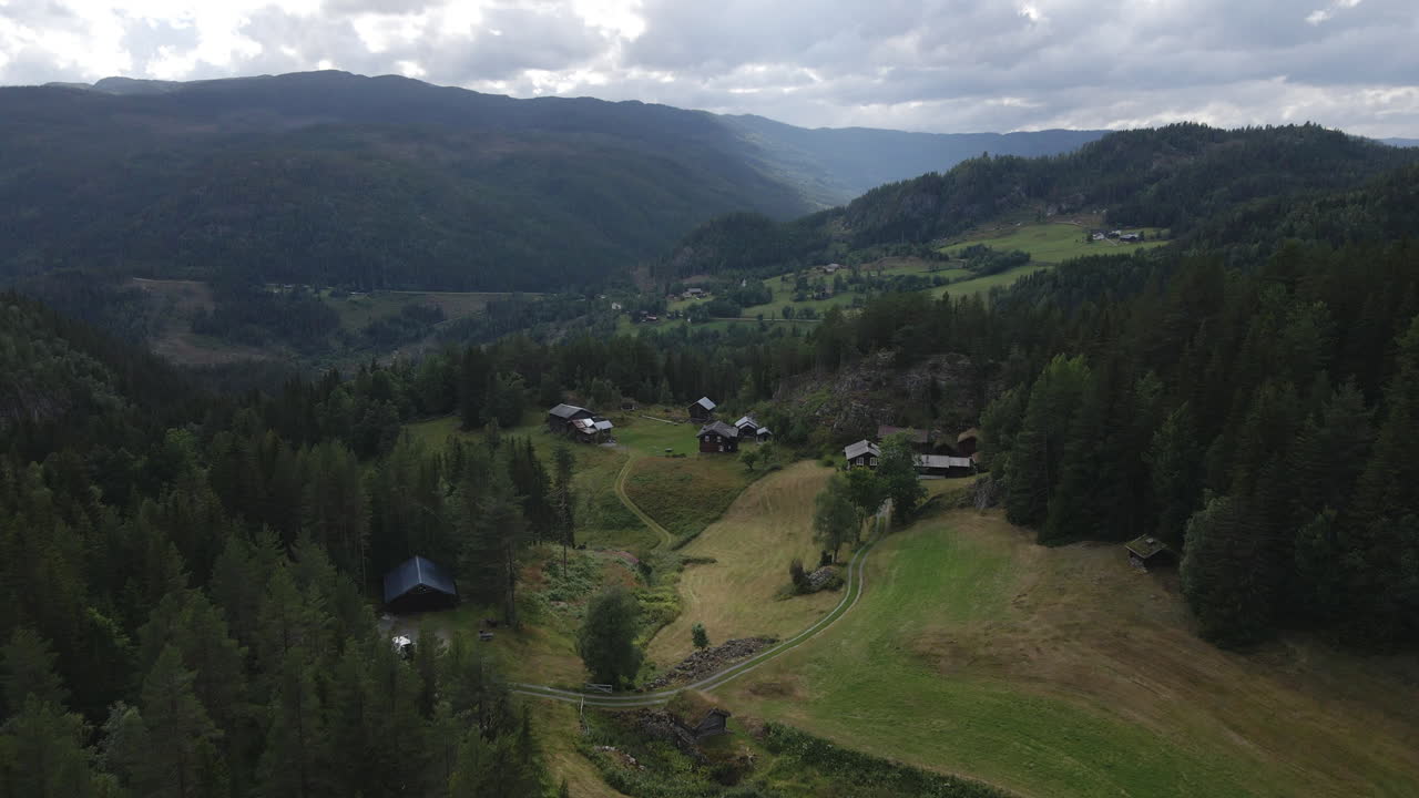 Vue aérienne de petites maisons résidentielles situées dans la vallée du Telemark, Norvège.