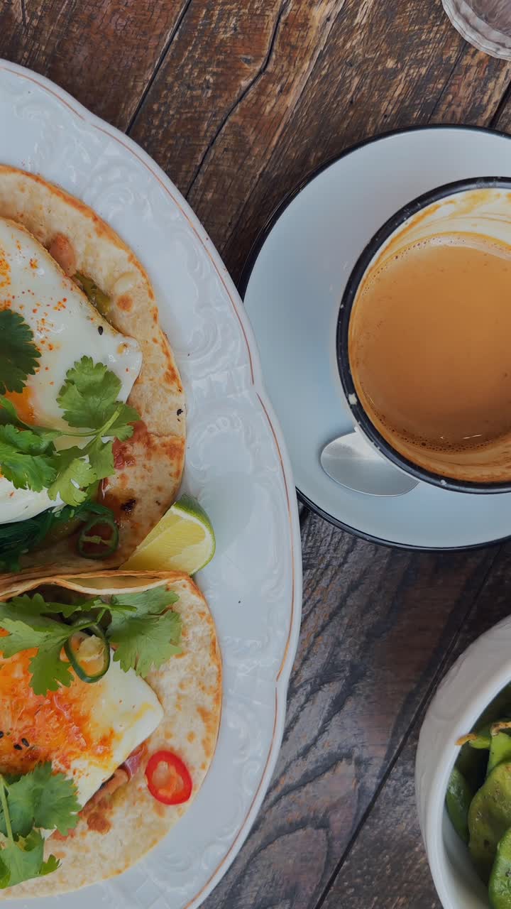 deliciosos tacos de desayuno y café con edamame