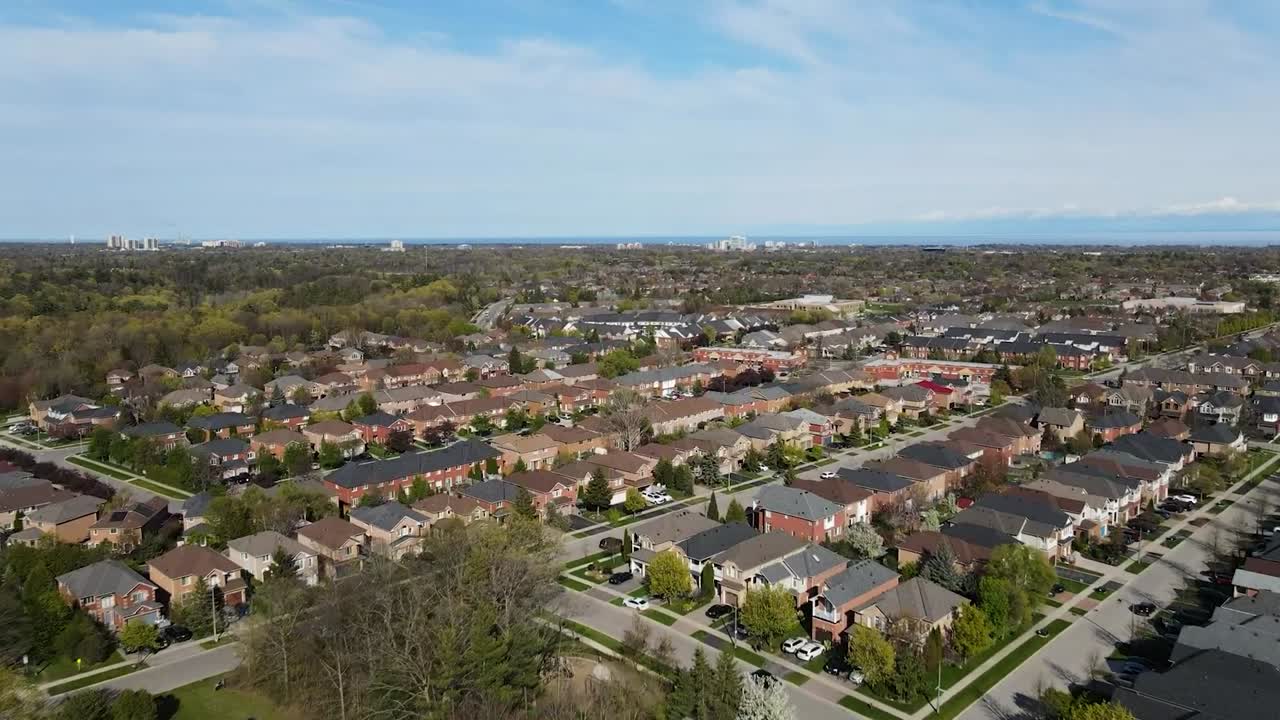 toma aérea del barrio suburbano de hamilton en primavera