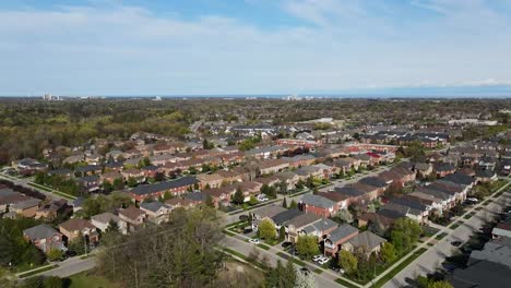 toma aérea del barrio suburbano de hamilton en primavera