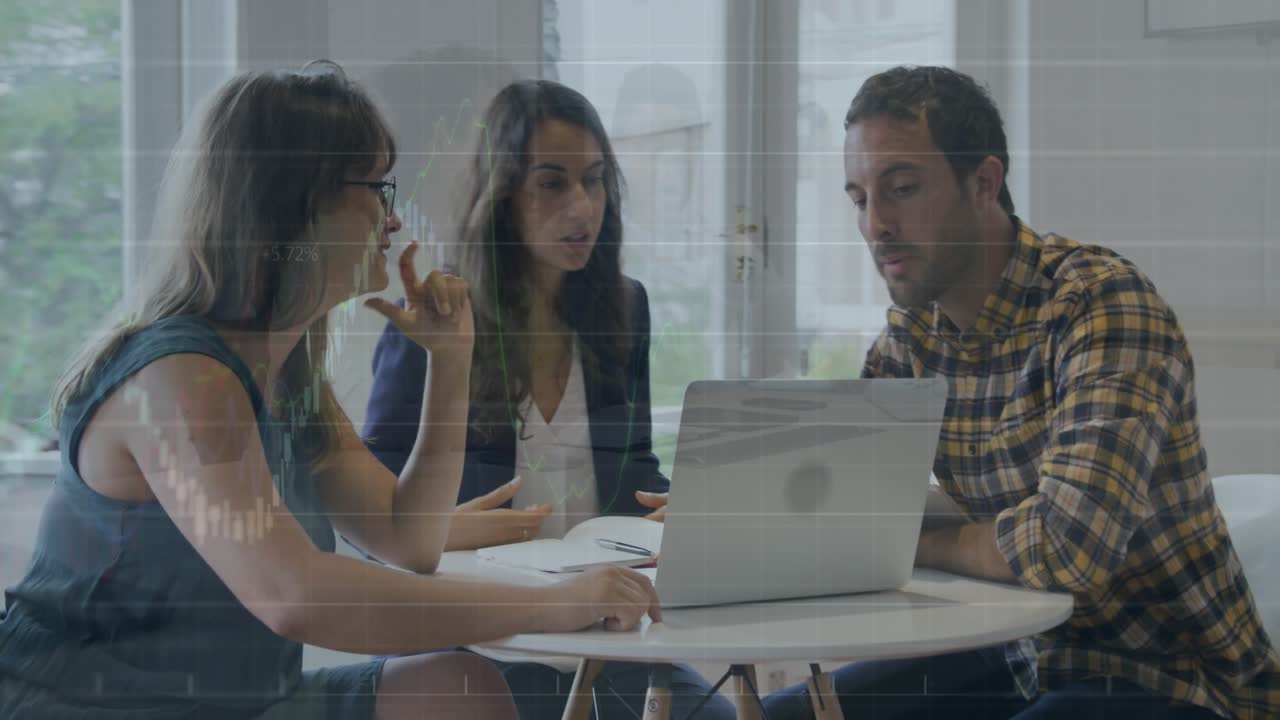 Un team di tre persone elabora dati finanziari su un portatile in un ufficio.