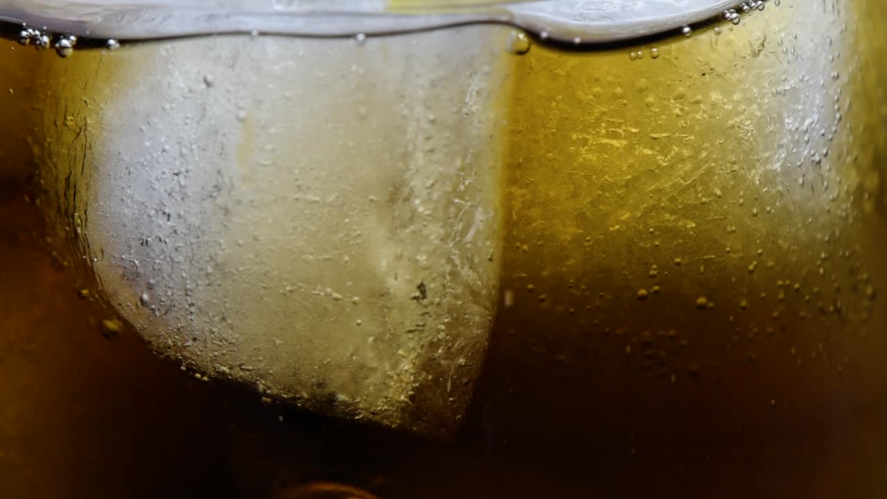 Bicchiere di Cola con cubetti di ghiaccio. Scatto macro.