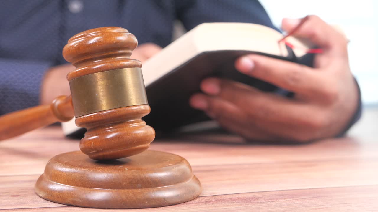 법적 문서 를 검토 하는 판사