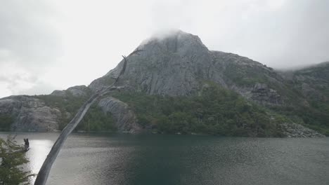 Ein-Granitberg-Auf-Der-Strecke-über-Den-See