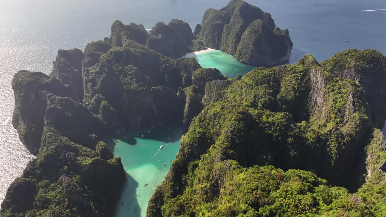 Vịnh Maya và Vịnh Pi Leh, bãi biển và đầm phá có cửa biển, vách đá vôi dốc phủ đầy thảm thực vật nhiệt đới