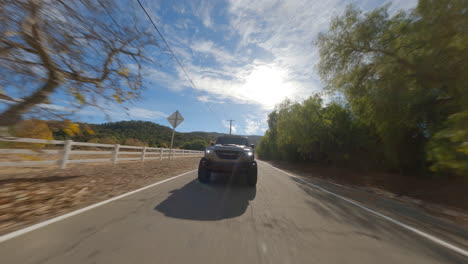 drone fpv de pick up negro conduciendo rápido en la carretera
