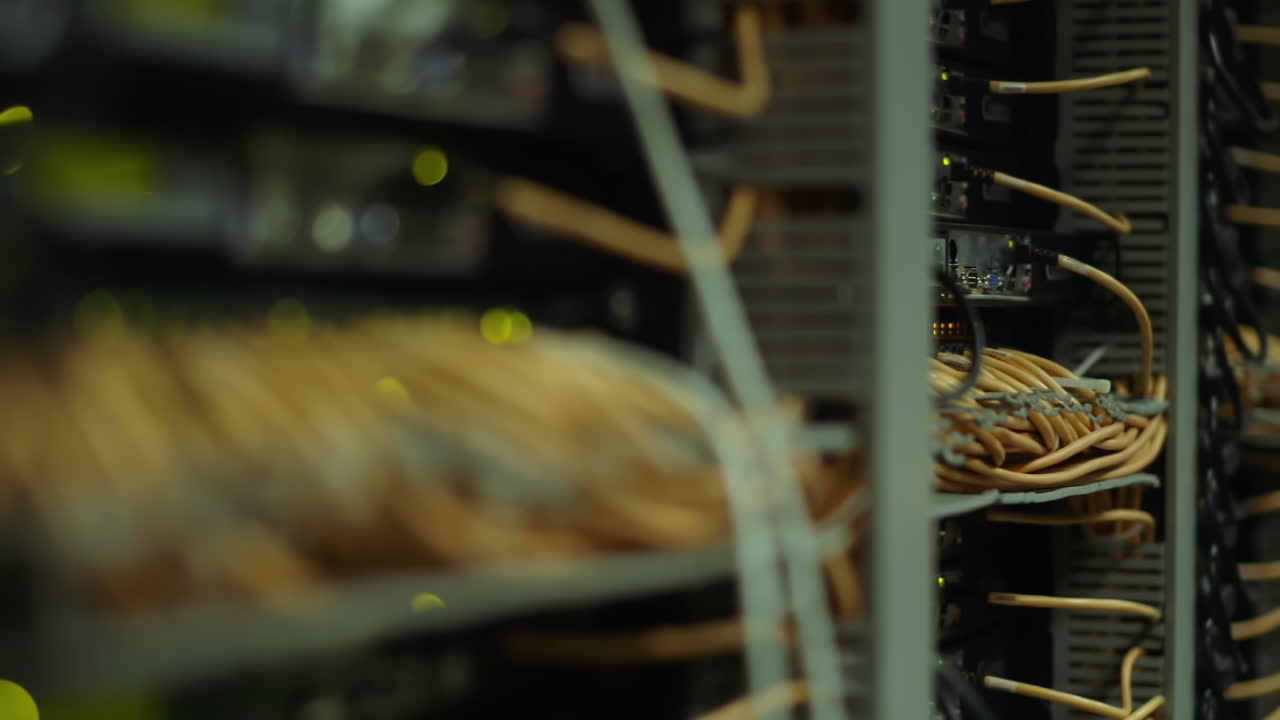 a la izquierda de los cables de la plataforma de servidores de computadoras y las luces parpadeantes en el centro de datos