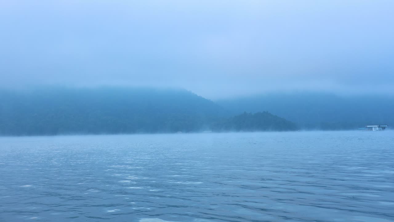 태국 치앙마이 에 있는 산 들 과 함께 흐르는 안개 가 많은 강
