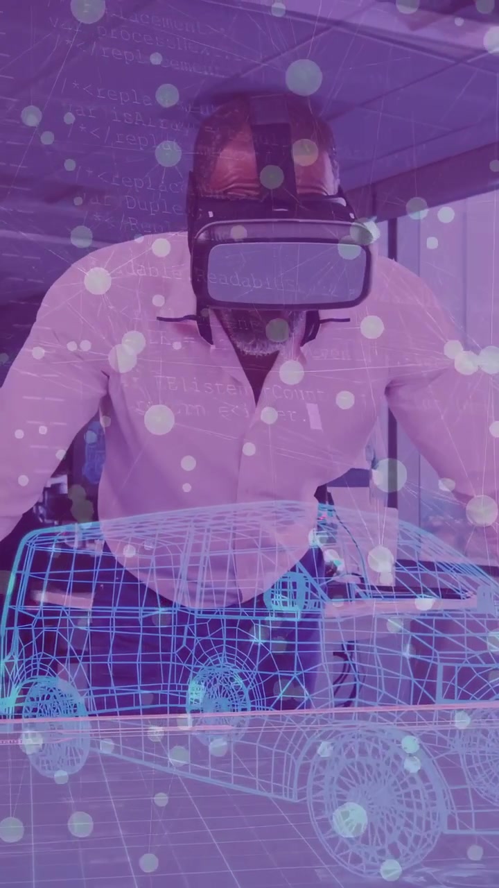 Video verticale: Uomo con visore VR appoggiato in ufficio, che regola un'auto wireframe per la revisione del design.