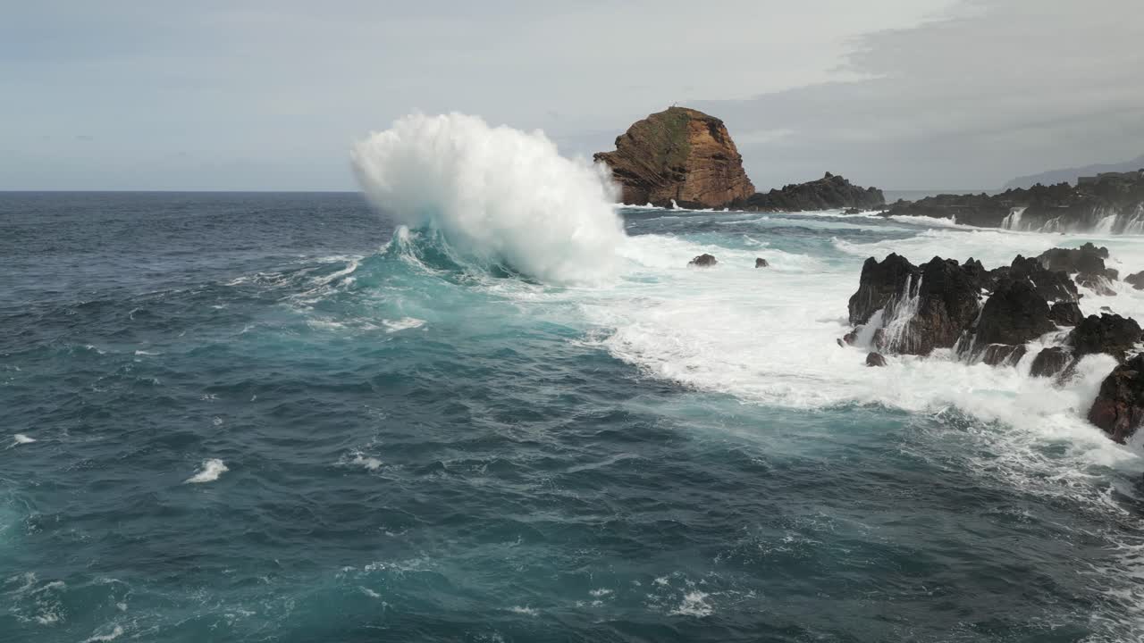 las olas del océano atlántico salpican sobre las rocas en la costa de la isla de madeira, cámara lenta