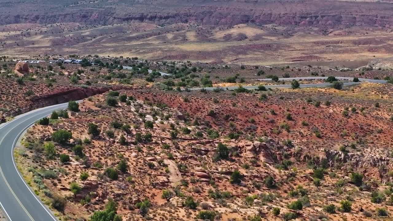 Kjører på en svingete vei gjennom Mojave-ørkenlandskapet i USA