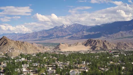 Schwenkaufnahme-Der-Oberen-Himalaya-Landschaft-Mit-Wolken-Und-Der-Stadt-Leh-In-Ladakh,-Indien