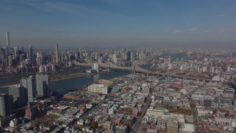 Schieben-Und-Schwenken-Sie-Luftaufnahmen-Der-Queensboro-Bridge.-Verschiedene-Entwicklungen-In-Stadtbezirken,-Niedrigen-Wohngebäuden-Und-Hohen-Geschäftswolkenkratzern.-New-York-City,-Vereinigte-Staaten