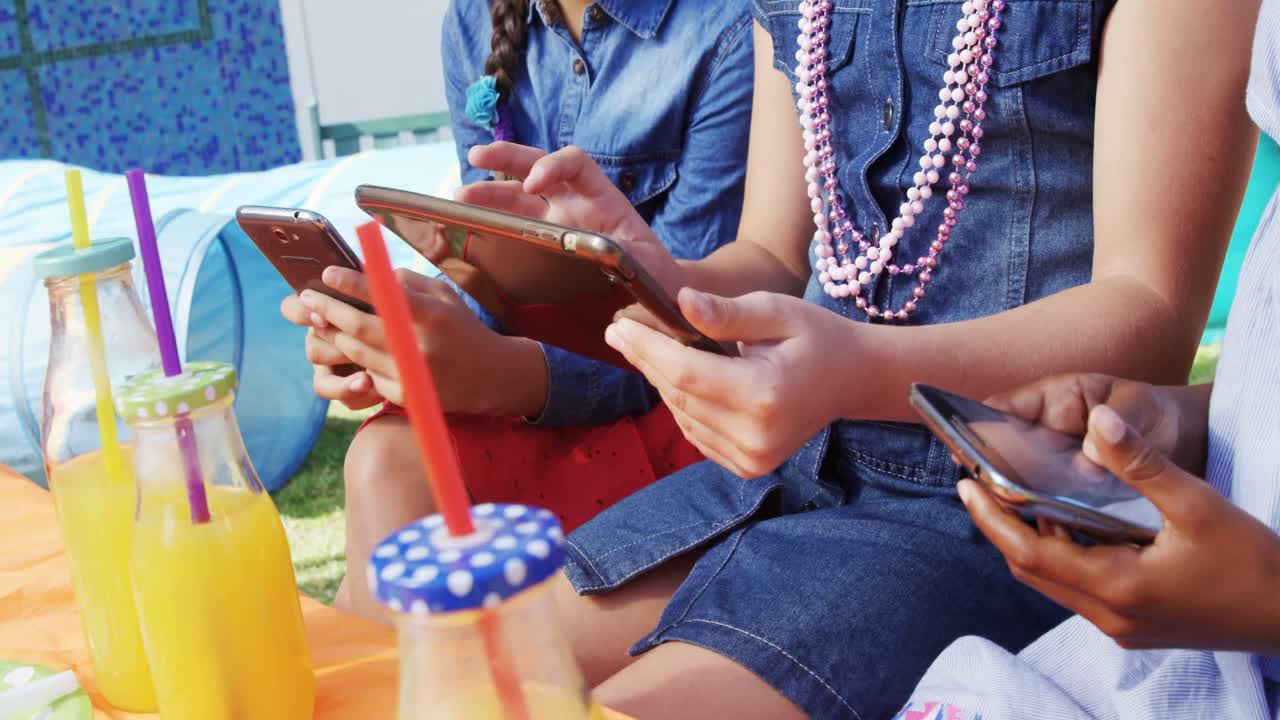 niños que usan tabletas digitales y teléfonos móviles 4k