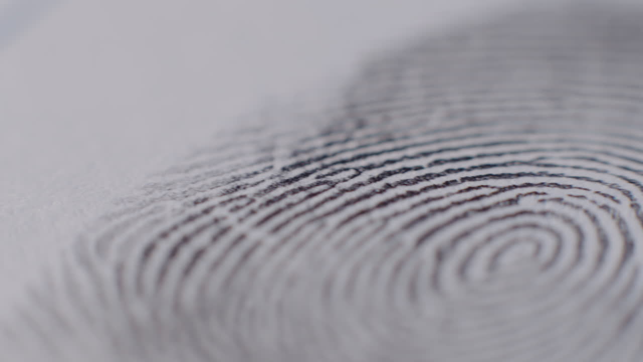 카메라 패닝으로 종이에 적용되는 지문의 극단적인 클로즈업