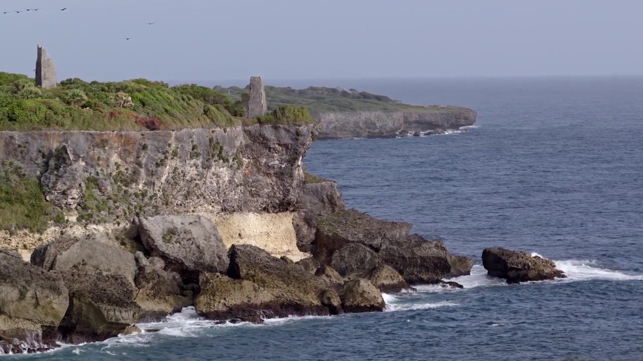 Havets kystlinje og fyrtårnsruin på havklipper ved Cabo Frances Viejo i Cabrera, Den Dominikanske Republik. Luftdrone