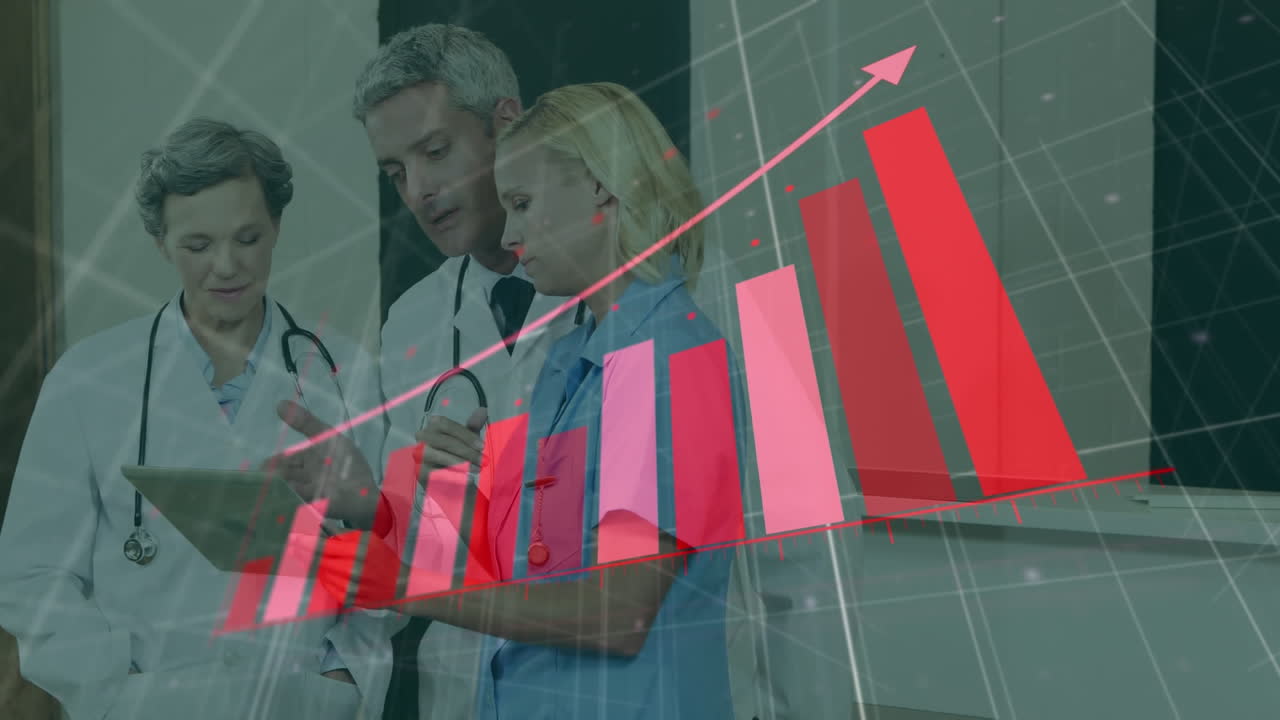 animación de flecha en gráfico de barras sobre médicos caucásicos discutiendo informes de pacientes en tableta digital