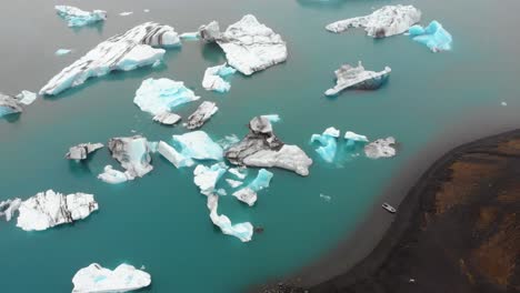 jökulsárlón 冰川湖是冰川上最大的湖泊之一