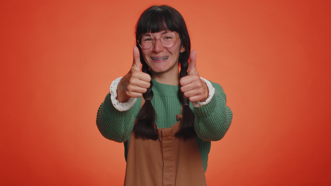 손으로 초대하는 몸짓을 보여주는 여자, 가입을 요청하고, 오라고 손짓하고, 안녕 작별 인사를 하는 몸짓