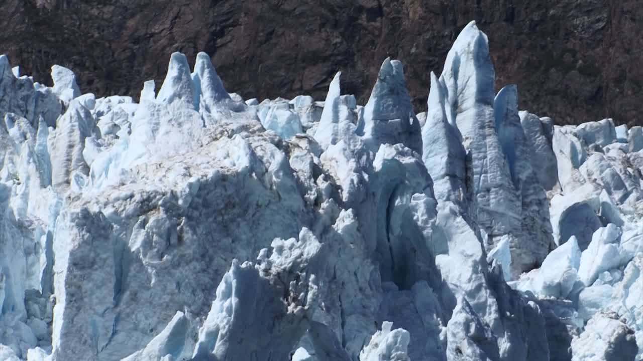 margerie glacier 위에 놀라운 들쭉날쭉 한 얼음 봉우리가 독특한 모양을 형성합니다.