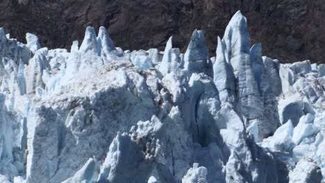 Asombrosos-Picos-Irregulares-De-Hielo-En-La-Parte-Superior-Del-Glaciar-Margerie-Forman-Una-Forma-única