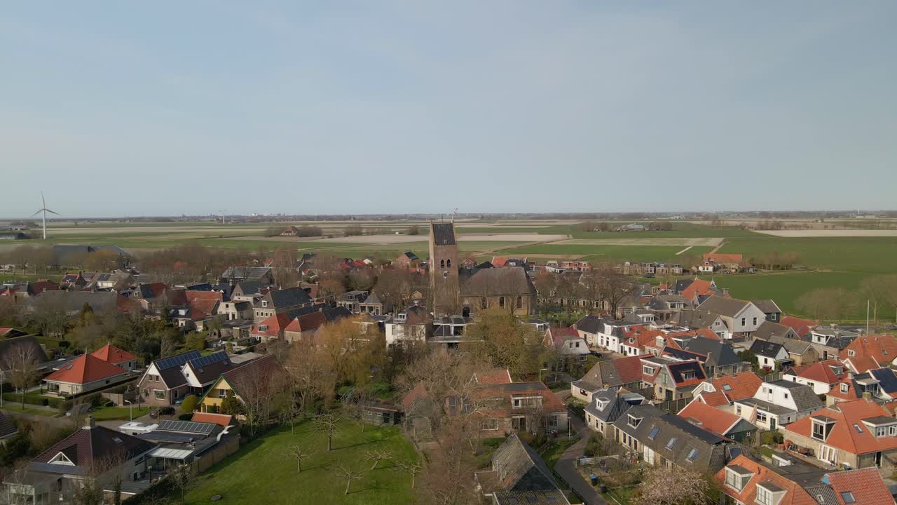 Veduta aerea del villaggio di Pingjum, della chiesa e dei campi con le case circostanti, Frisia