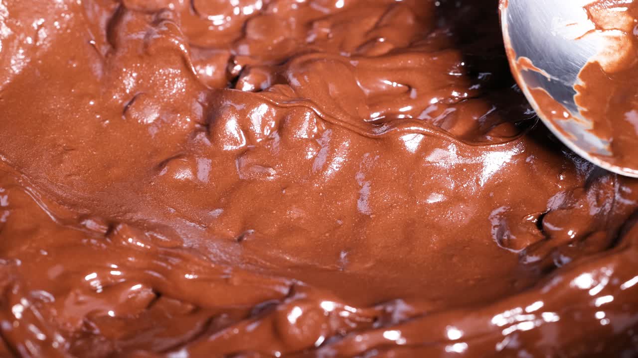 la cuchara agita las fichas de chocolate derretido suavemente