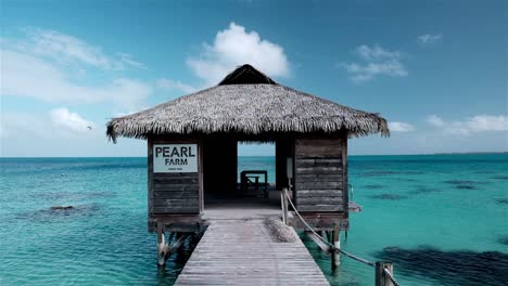 granja de perlas tahitianas al final de un muelle de madera en la polinesia francesa