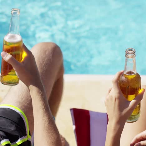 Pareja-Relajante-En-La-Piscina-Con-Cervezas