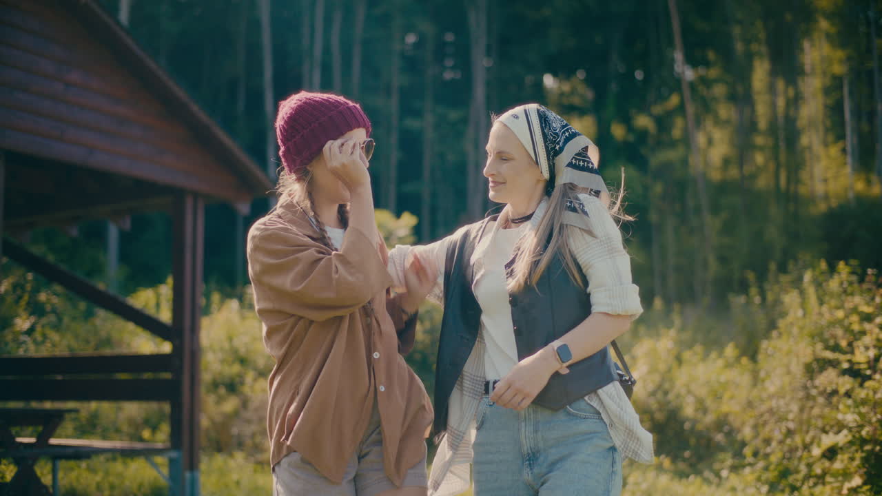 여자 친구 들 이 휴가 도중 숲 에서 함께  ⁇ 고 있다