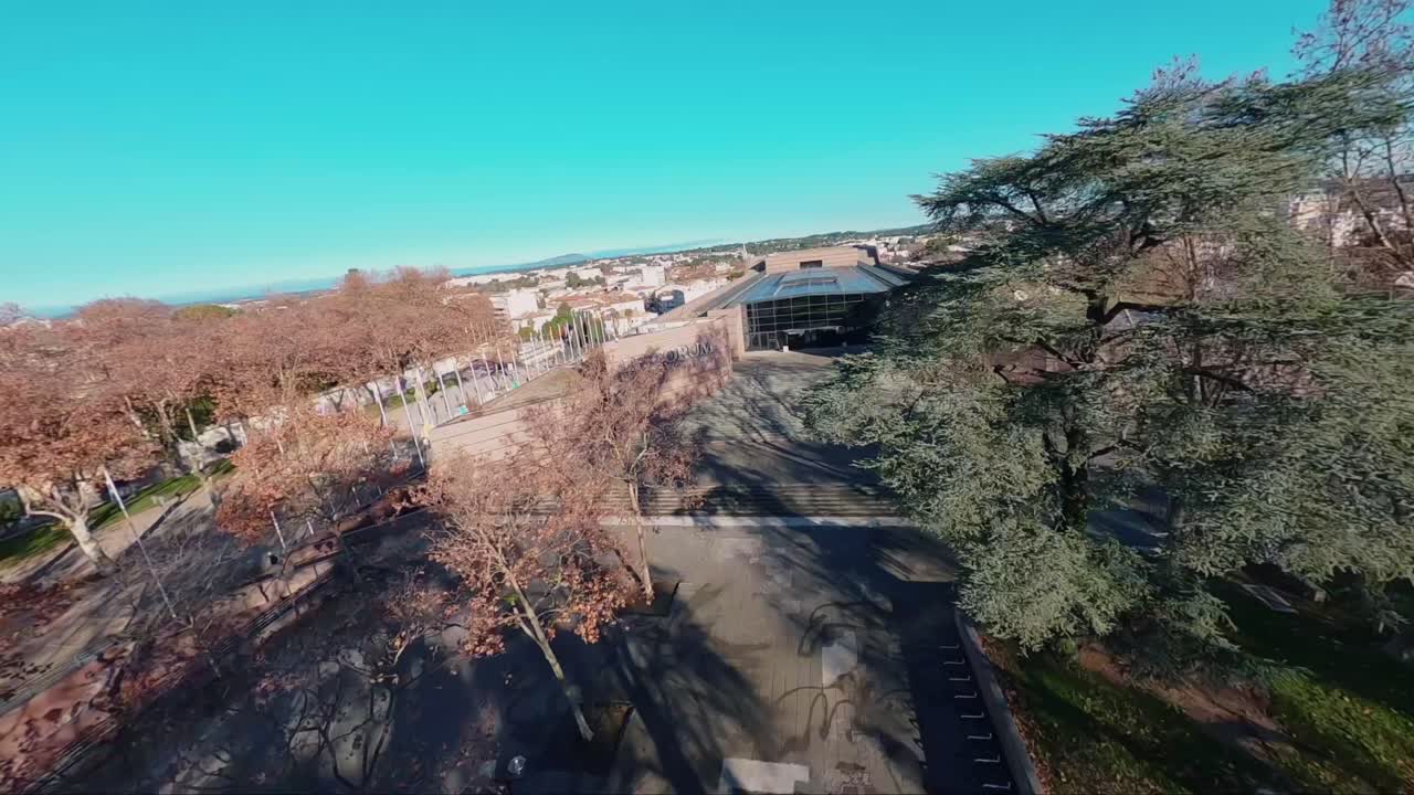fpv acrobático disparó sobre el parque y estableció le corum en el centro de montpellier