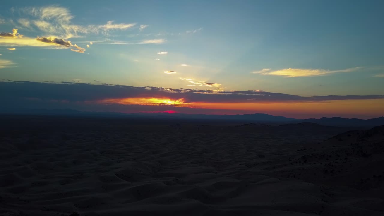 hermosa vista aérea vívida desde un dron de una puesta de sol mirando muchas dunas de arena en el pequeño desierto del sahara en joab utah